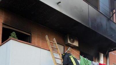 Coniugi in trappola salvati dal coraggio di due passanti