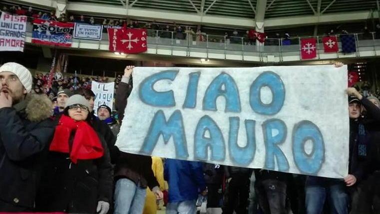 L’abbraccio dei tifosi a Mauro