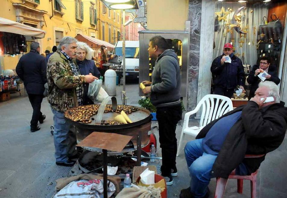 La città è piena, ma c’è poca voglia di sorridere 