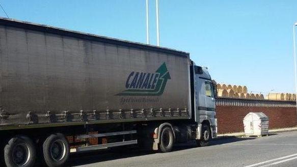 Fa inversione a “U” per parcheggiare