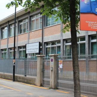 Vignola. Non riesce a passare con il furgone: prima minaccia e poi sputa ad una mamma