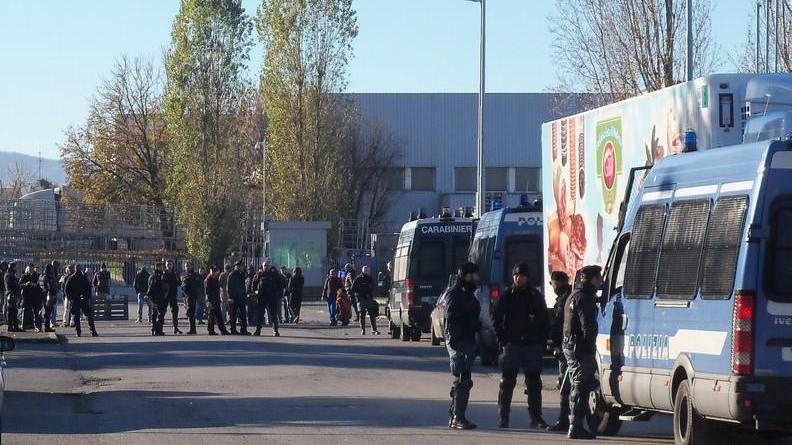 «Operai licenziati per colpa della crisi»
