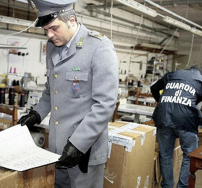 Tessile, 24 operai in nero: denunce e maxi sanzioni 
