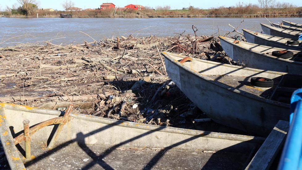 Tronchi e detriti dopo la piena Spiagge erose in diversi punti 