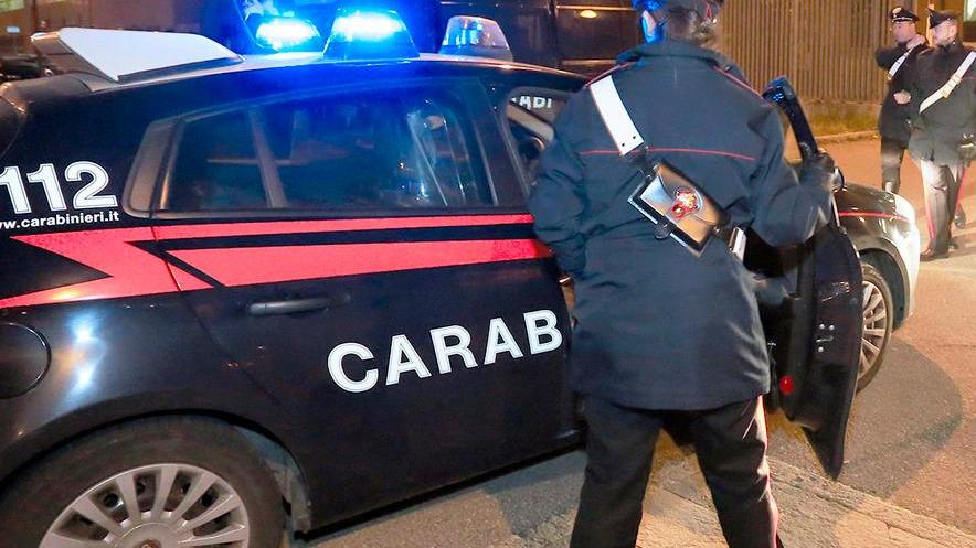 Cerca di dare fuoco all’auto del rivale in amore