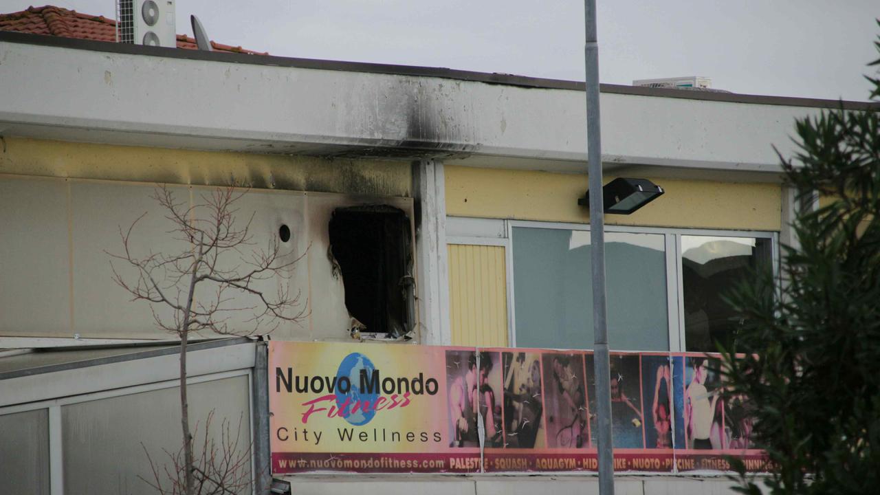 I danni provocati dall'incendio alla palestra