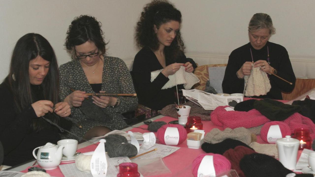 Donne impegnate nel lavoro a maglia (foto del Knit Café organizzato da Bettaknit)