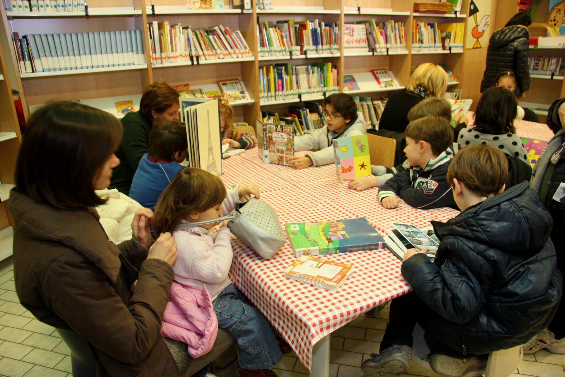 Bambini in biblioteca (foto d'archivio)