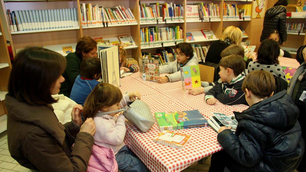 Bambini in biblioteca (foto d'archivio)