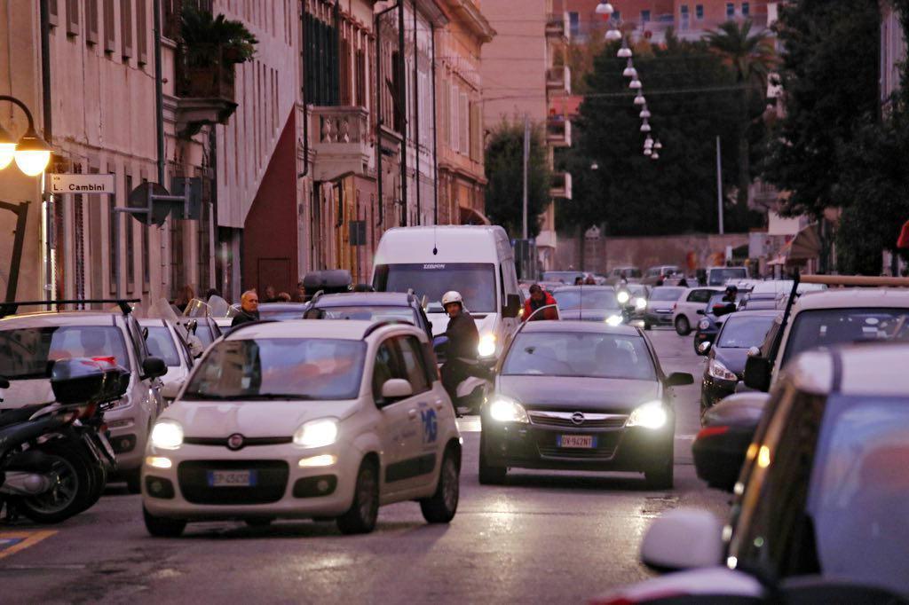 Auto in via Roma (Marzi Pentafoto)