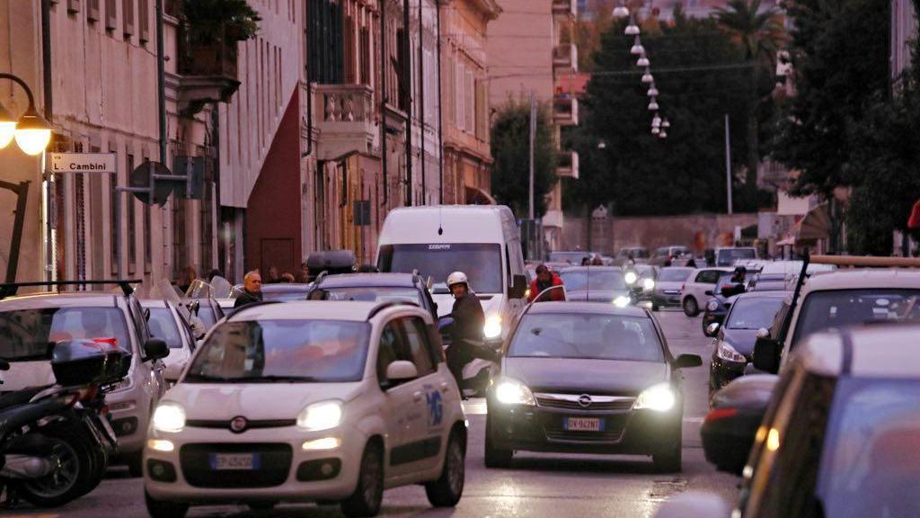 Auto in via Roma (Marzi Pentafoto)