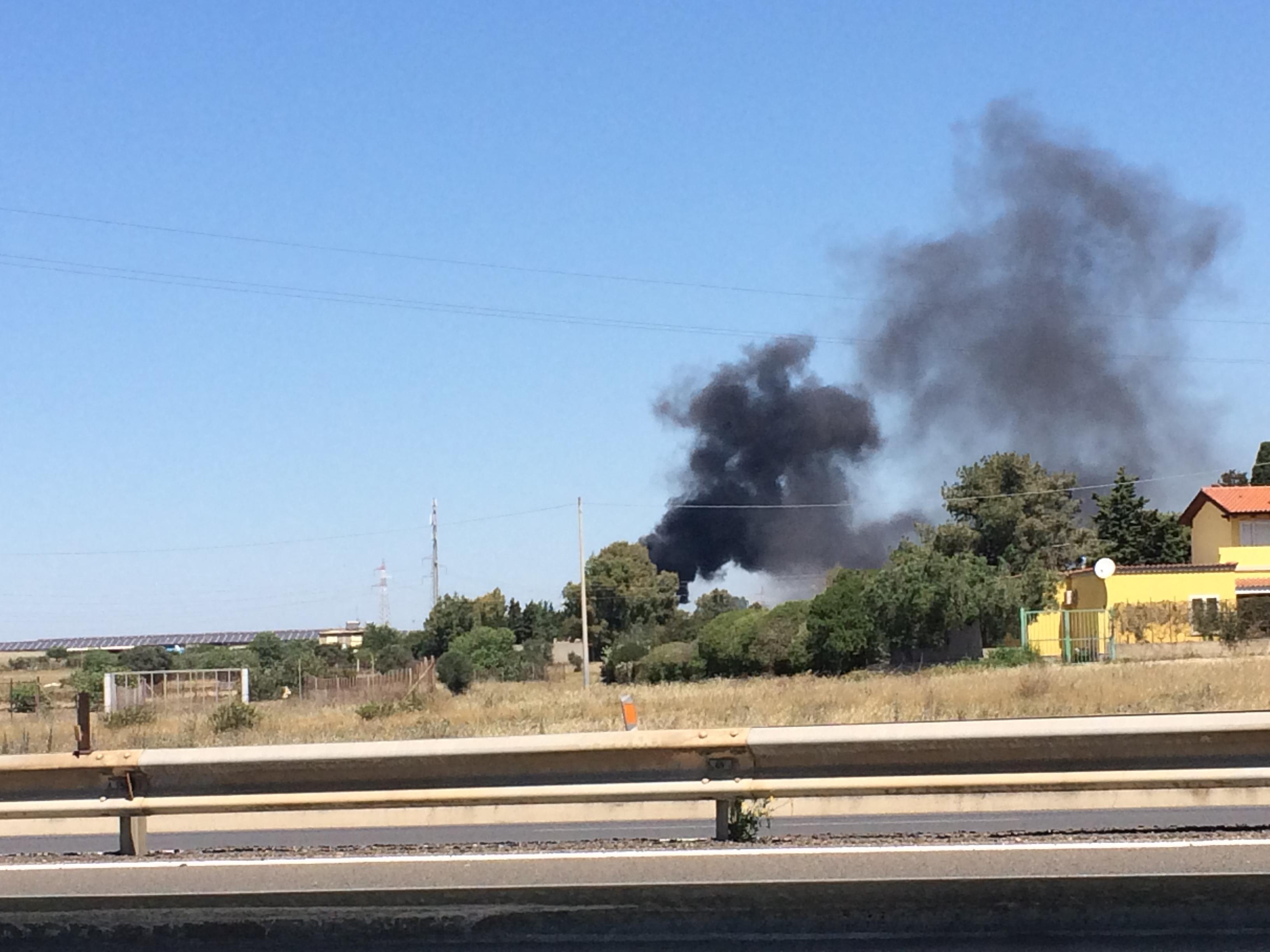 Cagliari, bruciavano rifiuti in campagna e lungo la 554: otto denunce