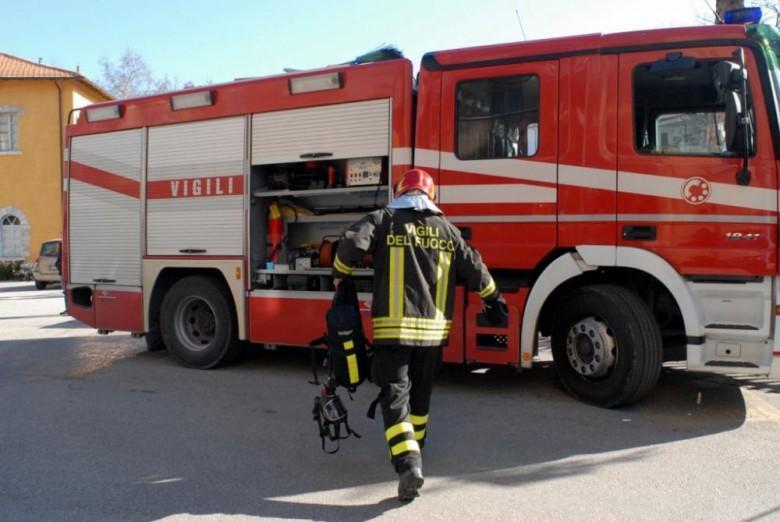 Si apre la portiera: vigile del fuoco vola giù dal camion in corsa verso un incendio 