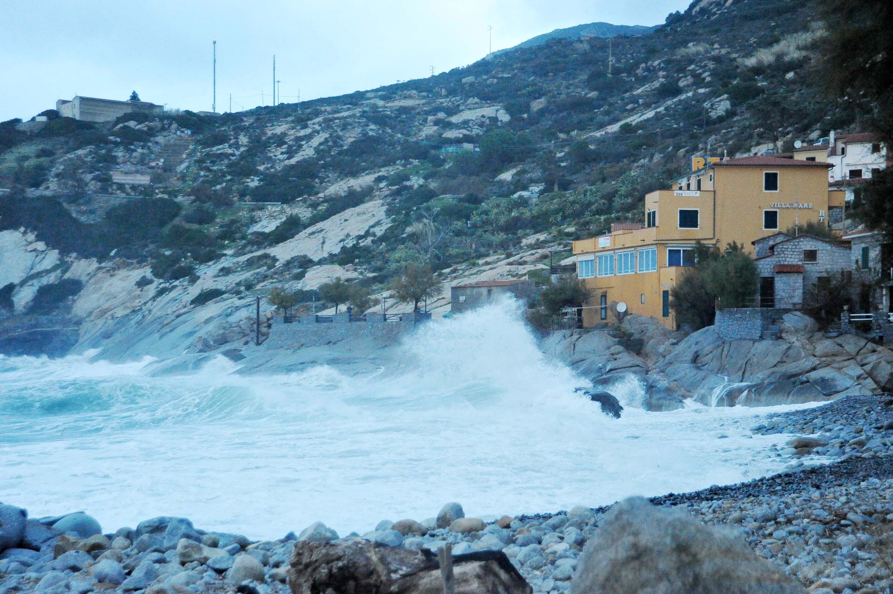 Una mareggiata a Pomonte (foto di Gio' Di Stefano)