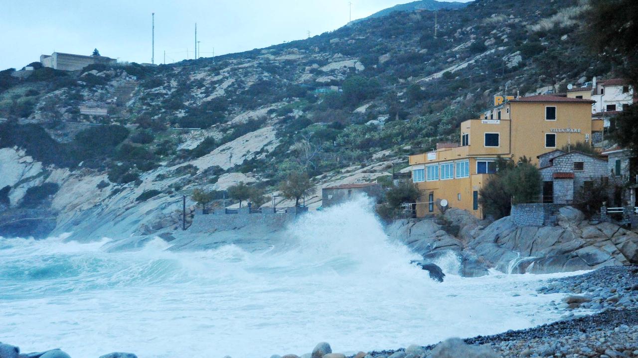 Una mareggiata a Pomonte (foto di Gio' Di Stefano)