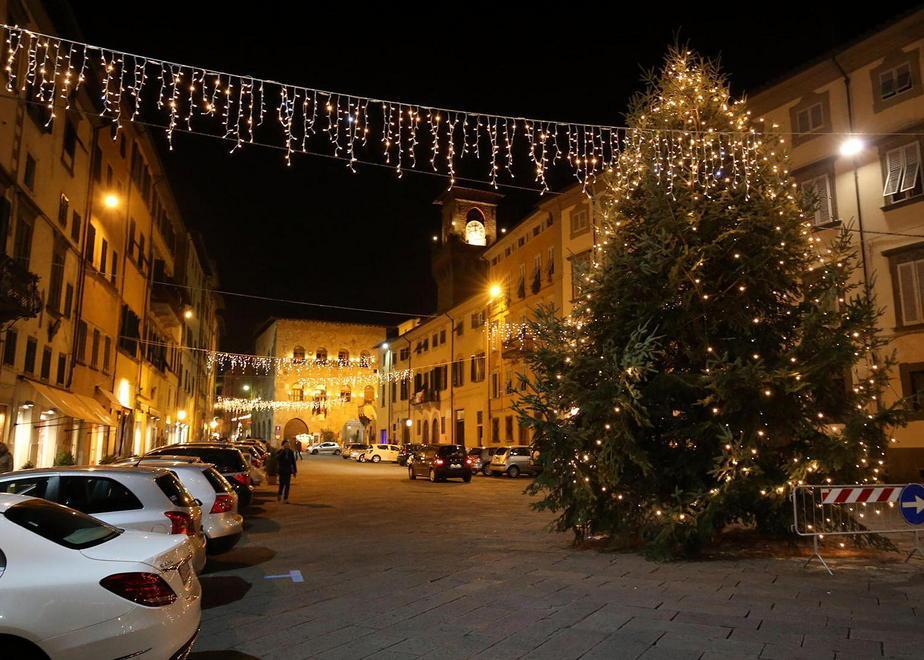 L’albero di Natale e la luminaria in piazza Mazzini (foto Nucci)