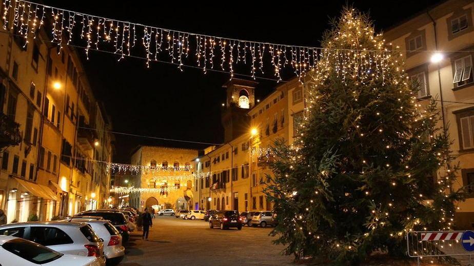L’albero di Natale e la luminaria in piazza Mazzini (foto Nucci)