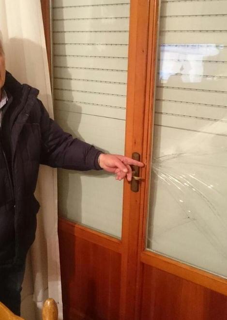 La porta sfondata dai ladri