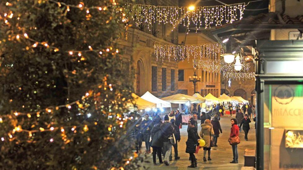 Festa in piazza Duomo per l’accensione delle luci di Natale