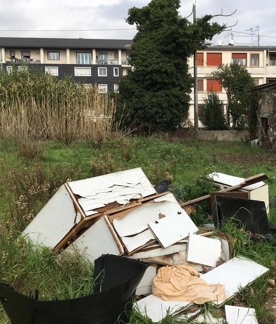 Il degrado vicino ai negozi e all’ospedale Lotti