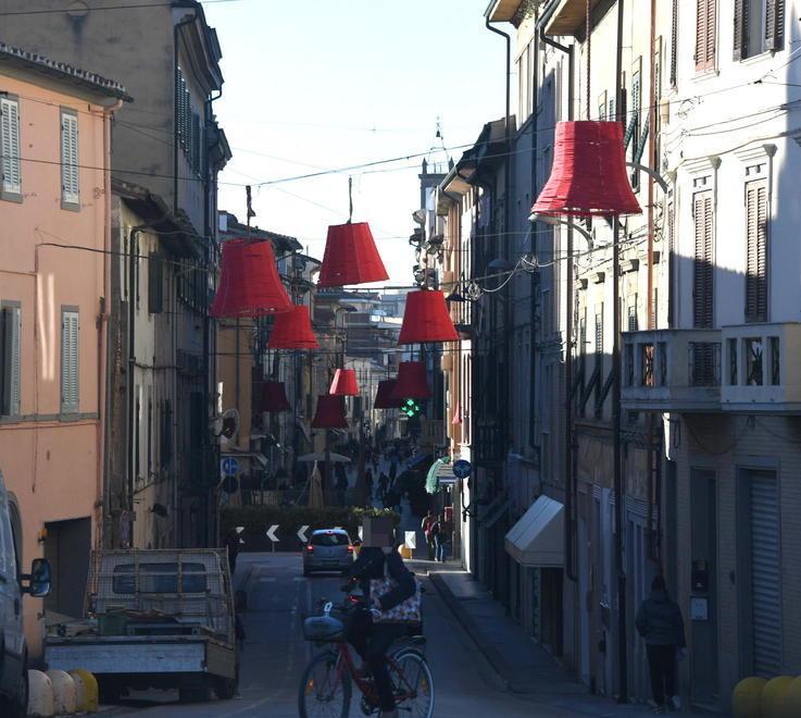 Arrivano le campane rosse ed è subito polemica 