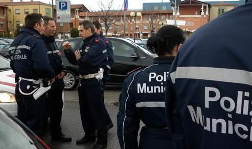 Chiede “pizzo” della sosta arrestato un senegalese