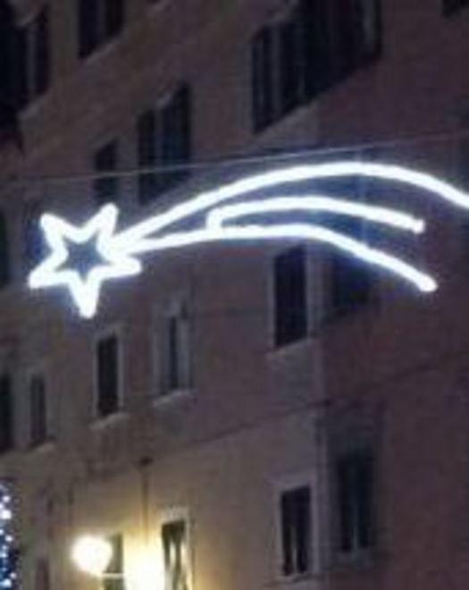 In città si inizia a montare la luminaria