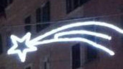 In città si inizia a montare la luminaria