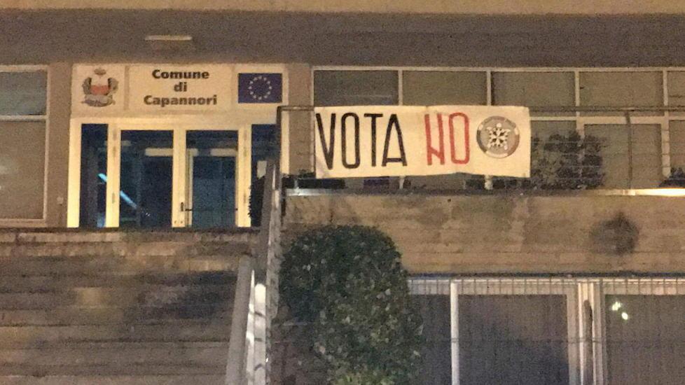 Striscioni di CasaPound per il No