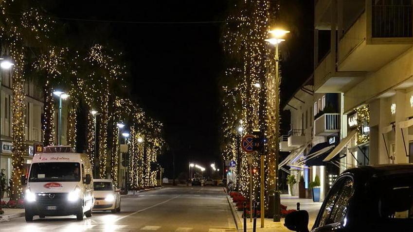 Parcheggi gratis e dieci vigili in più da domattina