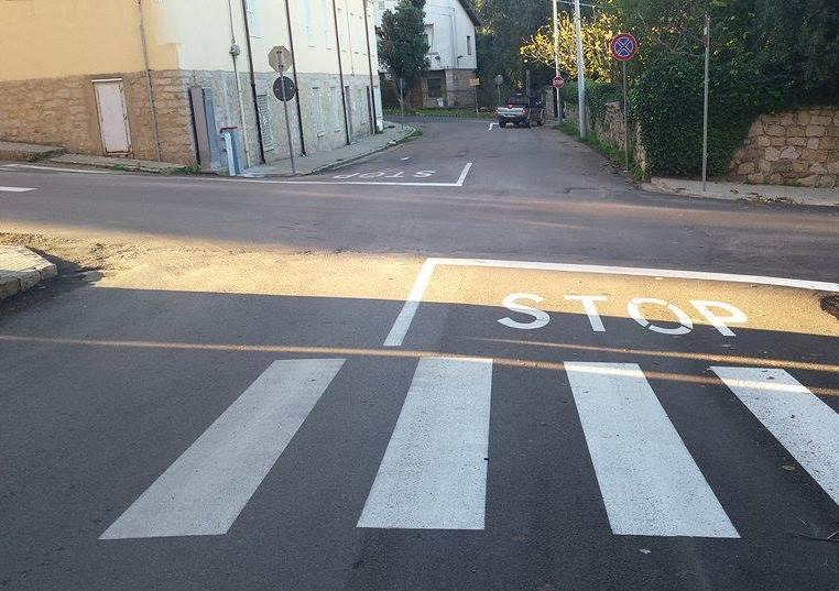 Strisce pedonali a metà: si scatena l’ironia sui social