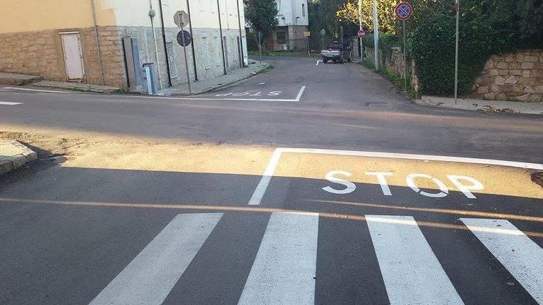 Strisce pedonali a metà: si scatena l’ironia sui social