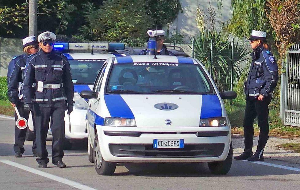 Fugge all’alt e poi sperona l’auto dei vigili urbani 