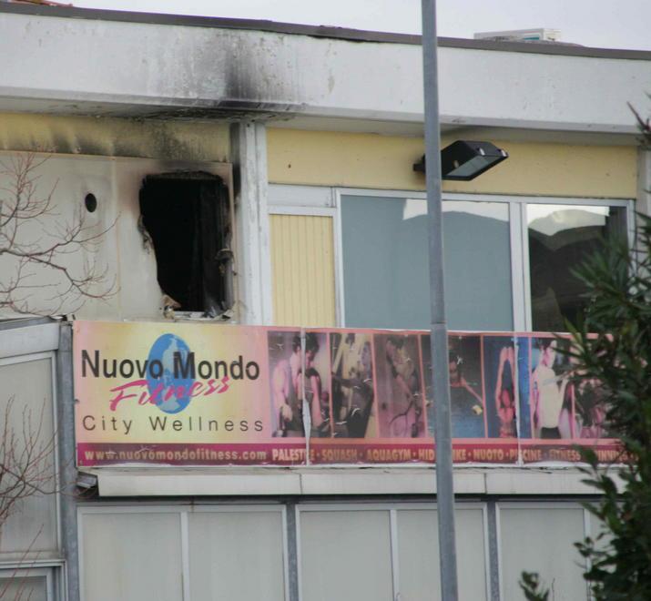 La palestra danneggiata dall'incendio