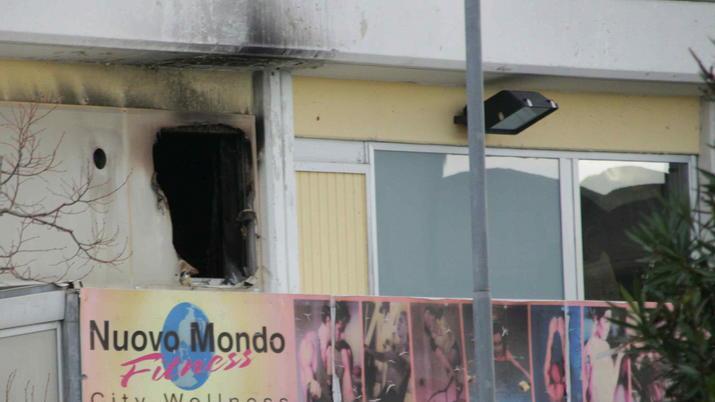 La palestra danneggiata dall'incendio