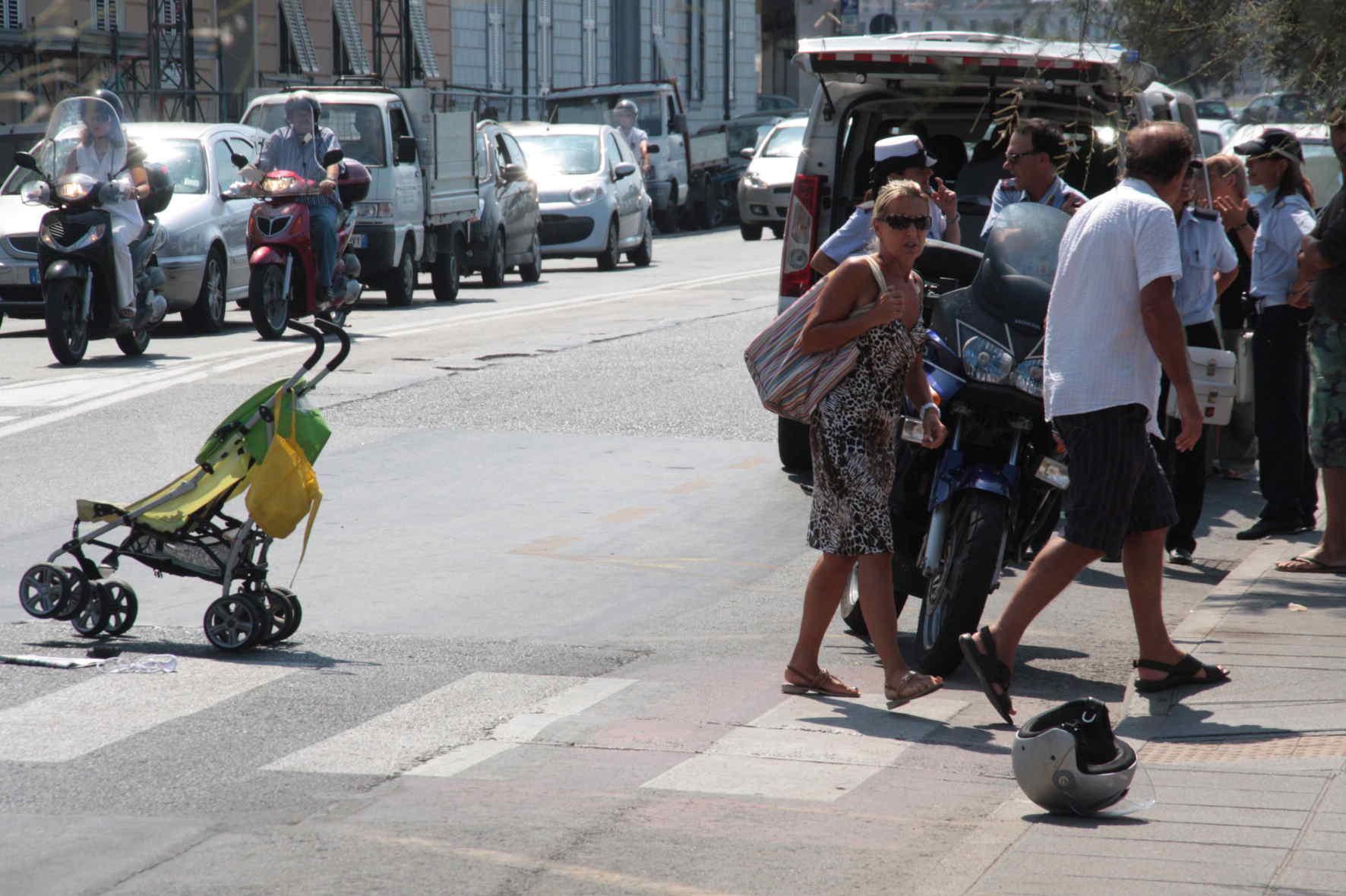 Un passeggino sulle strisce (foto di archivio)