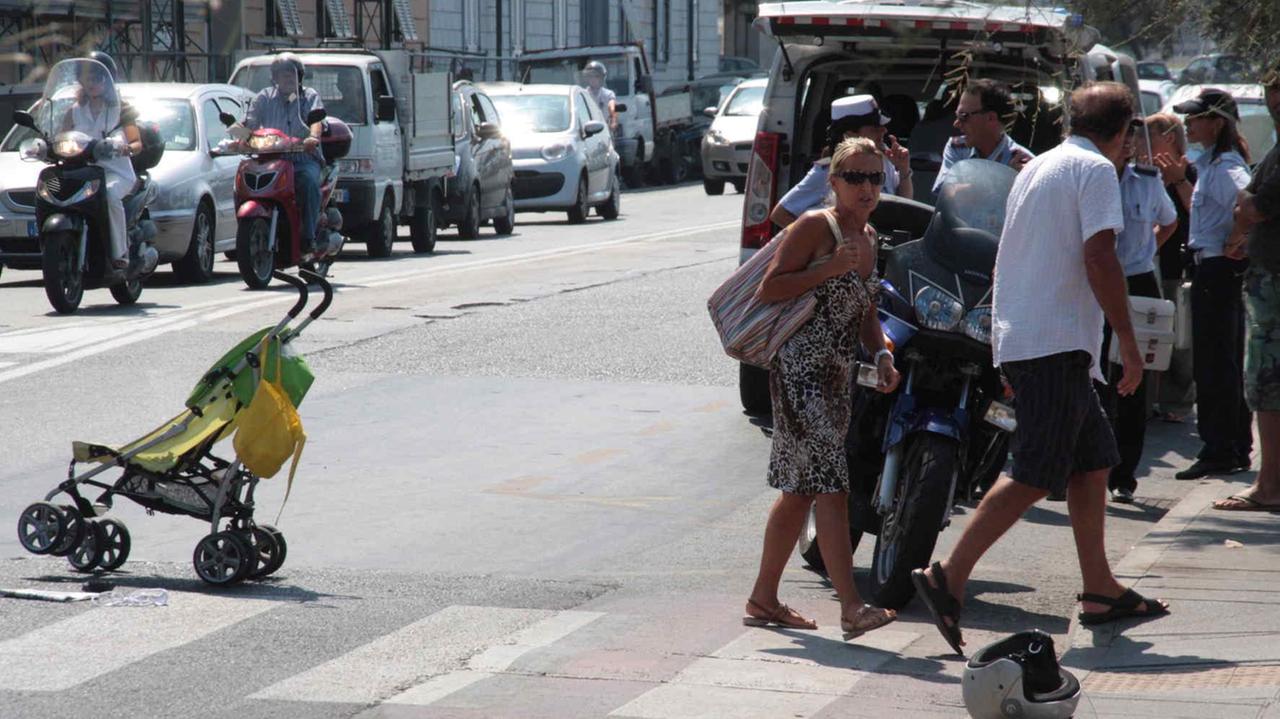 Un passeggino sulle strisce (foto di archivio)