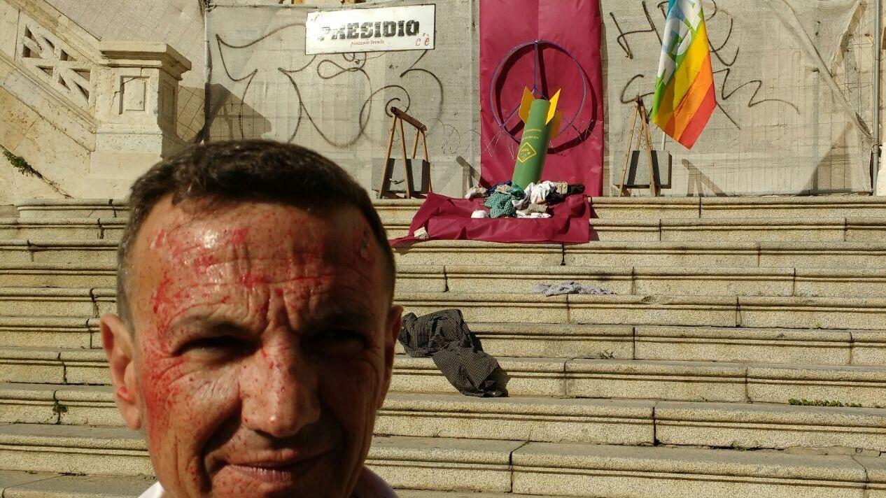 Un attivista del Presidio di piazzale Trento (le foto sono di Mario Rosas)