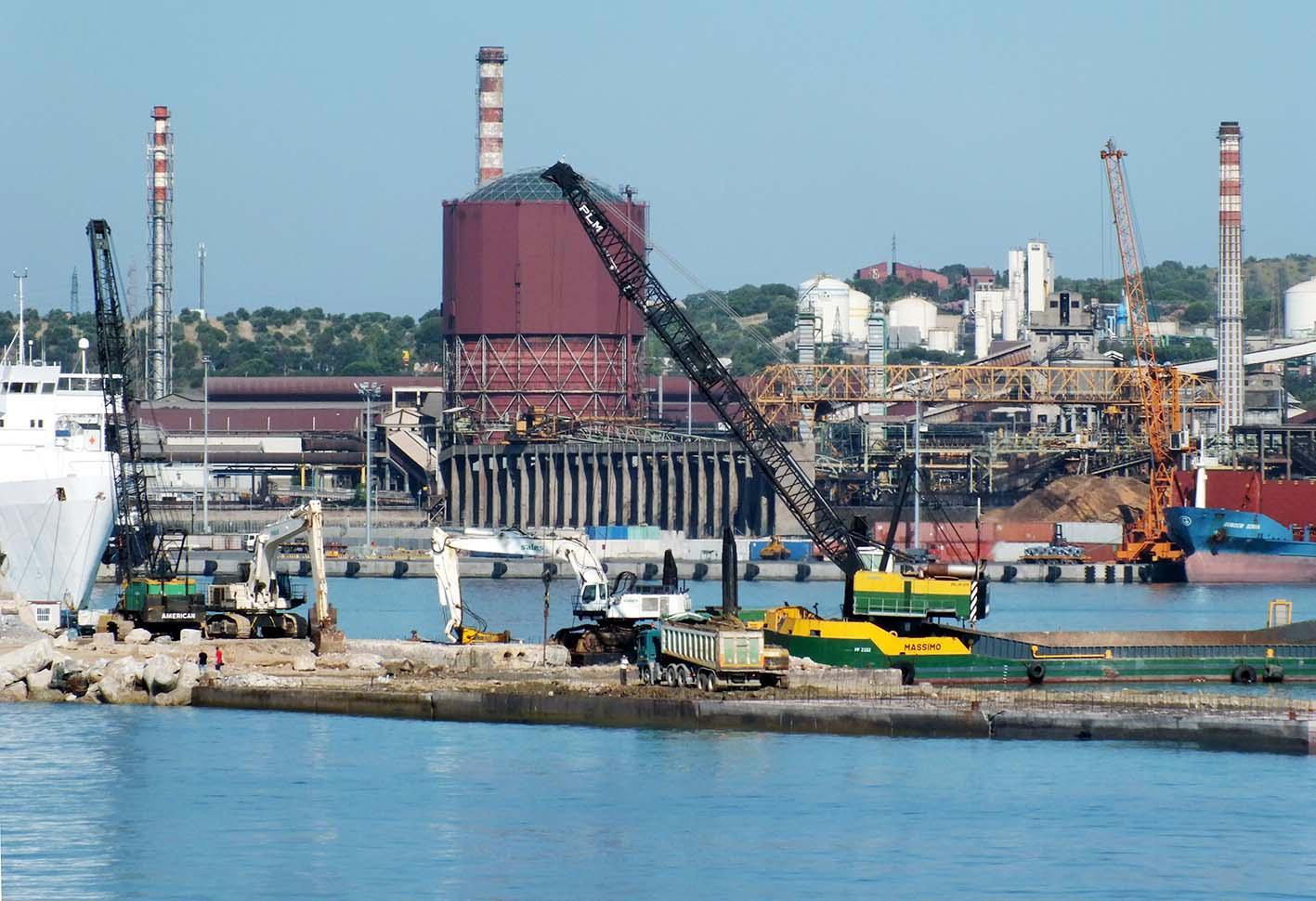 I lavori sul porto di Piombino (foto Barlettani)