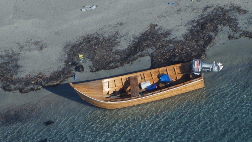 Un barchino abbandonato dai migranti (archivio)