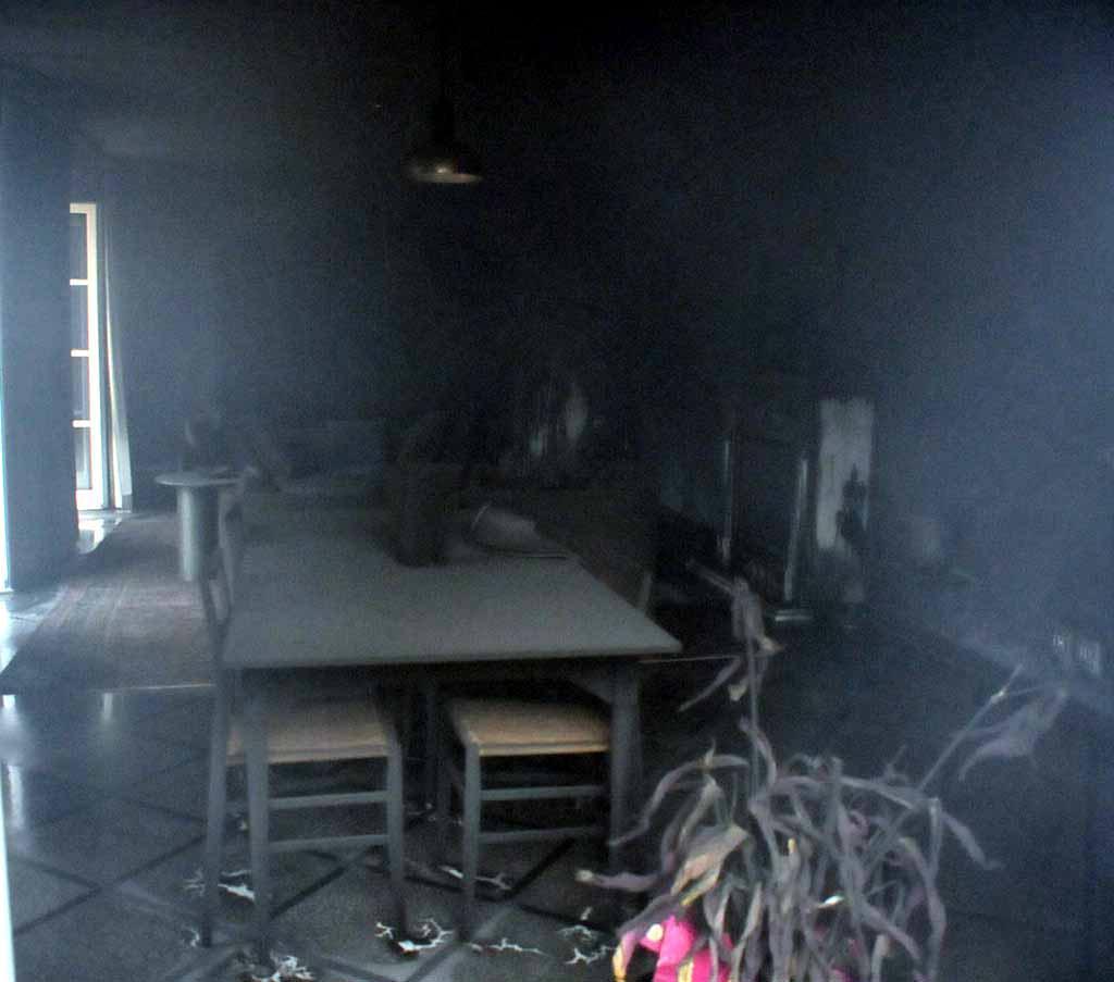 Una parte dello stabile distrutta dal fuoco