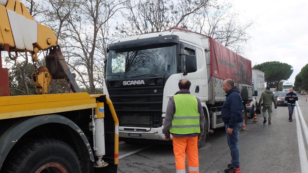 L'autotreno incidentato (foto Enzo Russo)