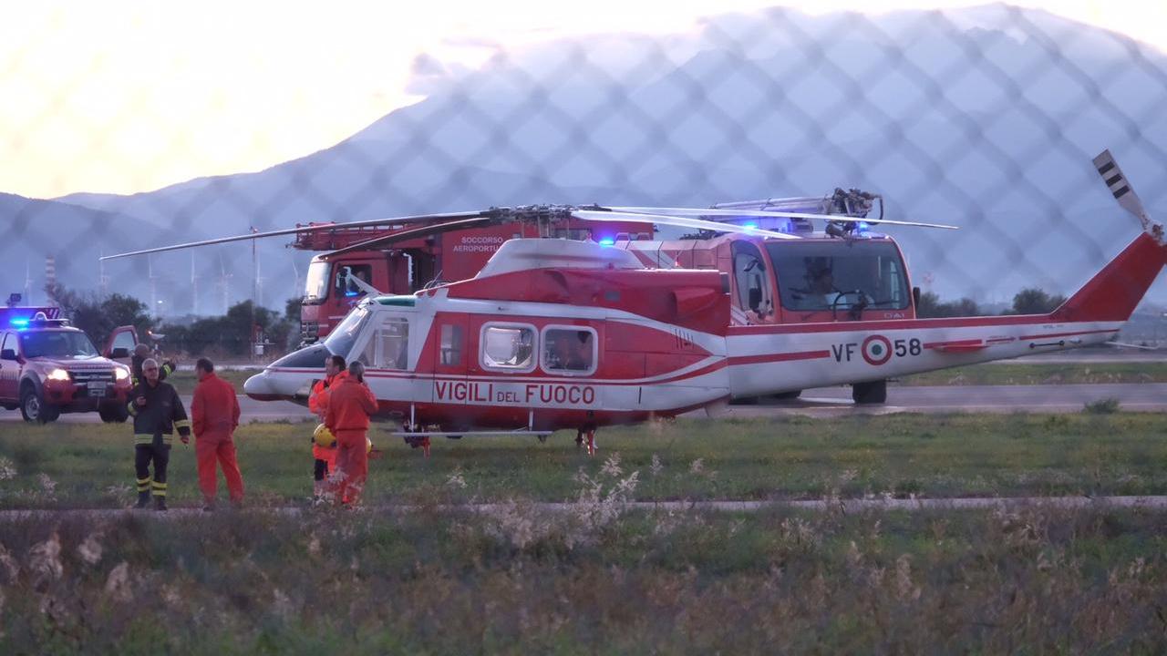 Avaria a un elicottero dei vigili del fuoco: atterraggio di emergenza ad Elmas