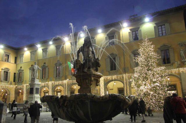 L'accensione delle luminarie e dell'albero di Natale in piazza del Comune