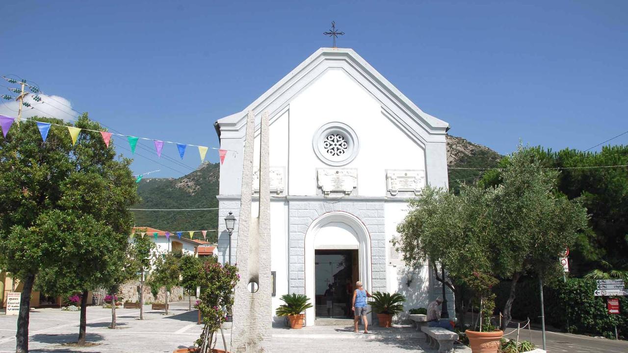 La chiesa della frazione di Pomonte (foto Giò Di Stefano)