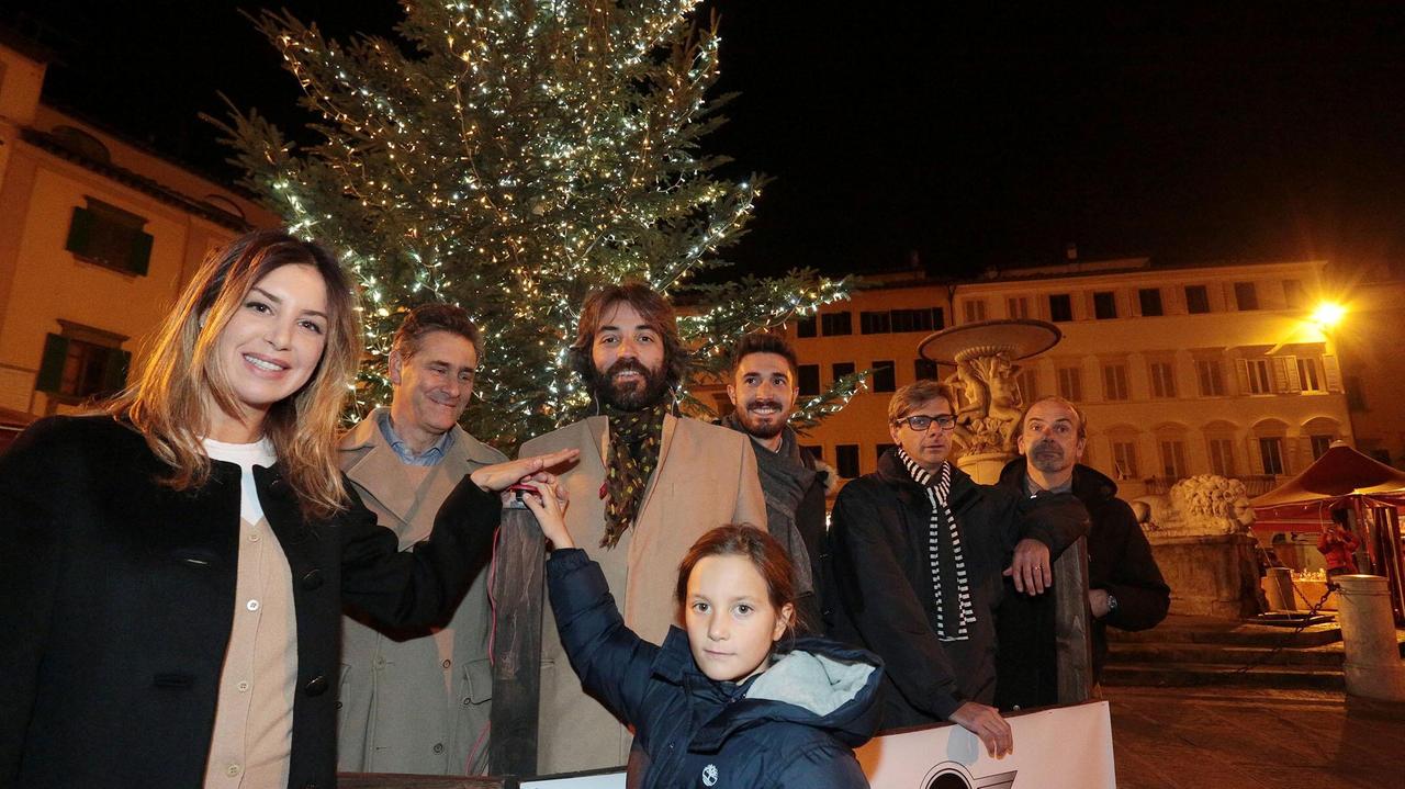 L'accensione dell'albero (foto agenzia Carlo Sestini)