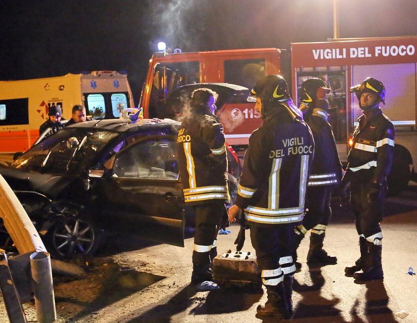 Ladro in fuga si schianta dopo un inseguimento, è grave 