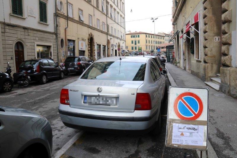 I cartelli che in via Roma indicano l’inizio dei lavori per dipingere i nuovi posti auto blu nell’attuale Zsc: in tutto saranno 95 (foto Pentafoto) 