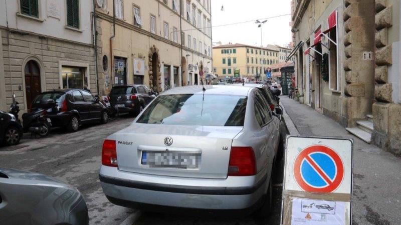 I cartelli che in via Roma indicano l’inizio dei lavori per dipingere i nuovi posti auto blu nell’attuale Zsc: in tutto saranno 95 (foto Pentafoto)