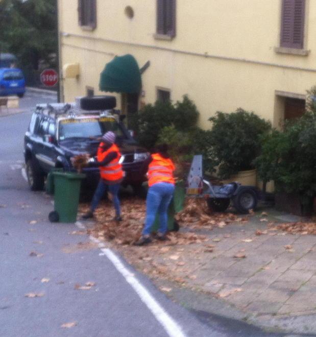 Le giovani profughe al lavoro 